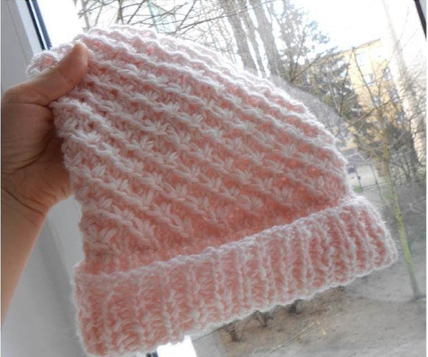 Sternenmuster gestrickt. Diagramm und Beschreibung zum Stricken eines Rundschals, einer Mütze und eines Pullovers im Kreis. Foto