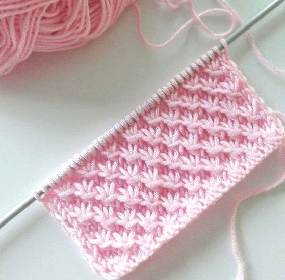 Sternenmuster gestrickt. Diagramm und Beschreibung zum Stricken eines Rundschals, einer Mütze und eines Pullovers im Kreis. Foto