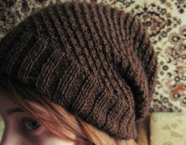 Sternenmuster gestrickt. Diagramm und Beschreibung zum Stricken eines Rundschals, einer Mütze und eines Pullovers im Kreis. Foto