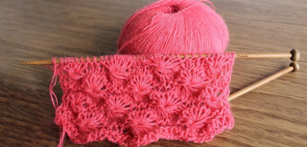 Sternenmuster gestrickt. Diagramm und Beschreibung zum Stricken eines Rundschals, einer Mütze und eines Pullovers im Kreis. Foto