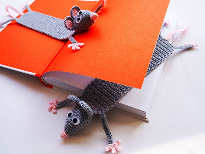 Gehäkeltes Maus-Lesezeichen. Schema und Beschreibung von Amigurumi, Foto
