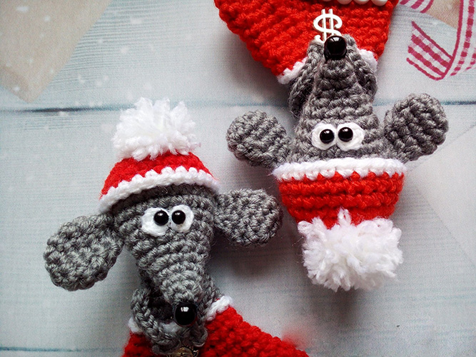 Gehäkeltes Maus-Lesezeichen. Schema und Beschreibung von Amigurumi, Foto