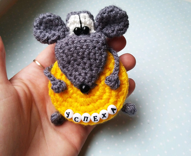 Gehäkeltes Maus-Lesezeichen. Schema und Beschreibung von Amigurumi, Foto