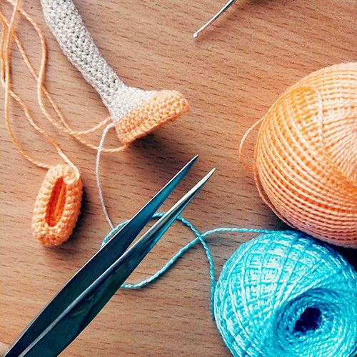 Gehäkeltes Maus-Lesezeichen. Schema und Beschreibung von Amigurumi, Foto