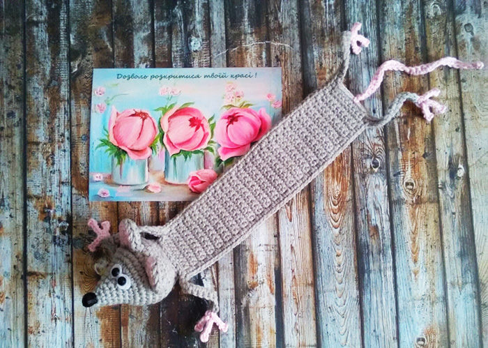 Gehäkeltes Maus-Lesezeichen. Schema und Beschreibung von Amigurumi, Foto