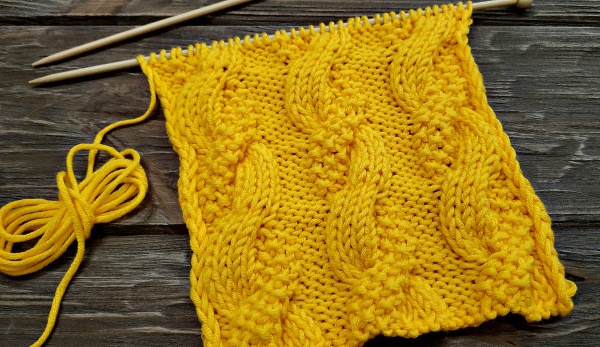 Perlenstricken. Muster und Beschreibung, Strickmuster für einen Snood, eine Strickjacke, eine Mütze, einen Pullover. Foto