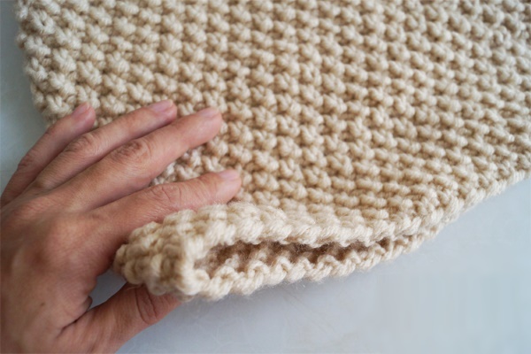 Perlenstricken. Muster und Beschreibung, Strickmuster für einen Snood, eine Strickjacke, eine Mütze, einen Pullover. Foto