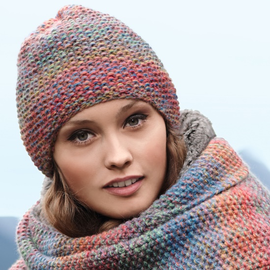 Perlenstricken. Muster und Beschreibung, Strickmuster für einen Snood, eine Strickjacke, eine Mütze, einen Pullover. Foto