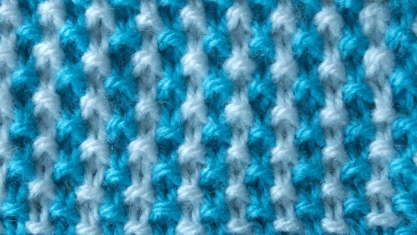Perlenstricken. Muster und Beschreibung, Strickmuster für einen Snood, eine Strickjacke, eine Mütze, einen Pullover. Foto