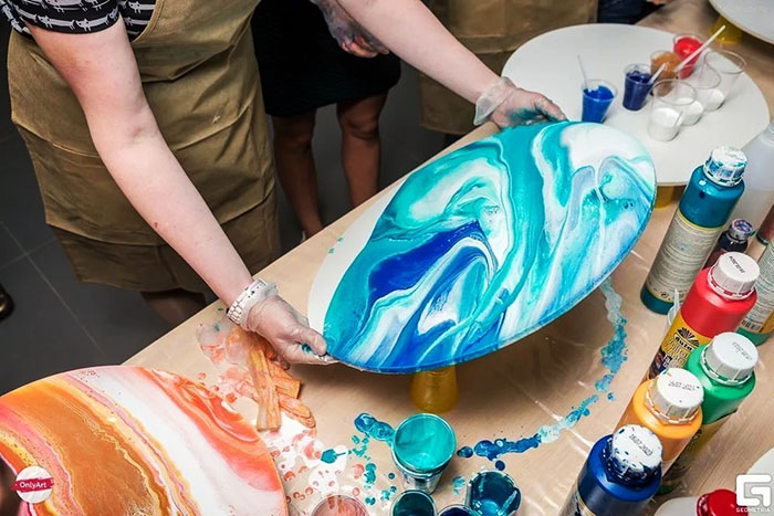 Acrylfarben zum Malen. Anwendung auf Leinwand, Stoff, Wänden
