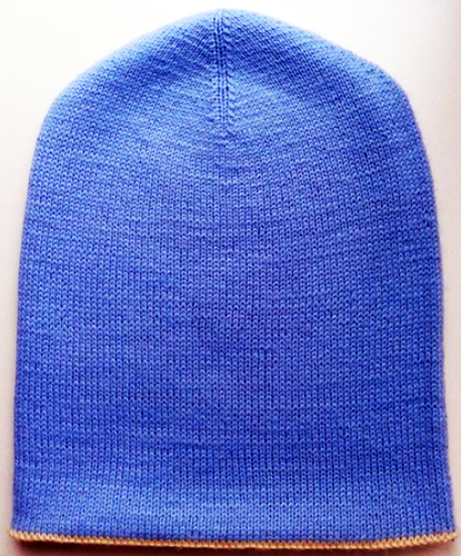 Doppelte Mütze gestrickt für Damen. Wie man Modelle mit Revers strickt, Muster, Gummiband, Diagramme, Beschreibung, Foto