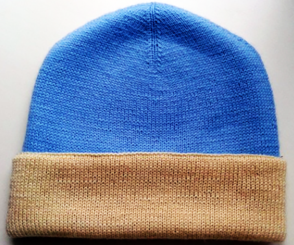 Doppelte Mütze gestrickt für Damen. Wie man Modelle mit Revers strickt, Muster, Gummiband, Diagramme, Beschreibung, Foto