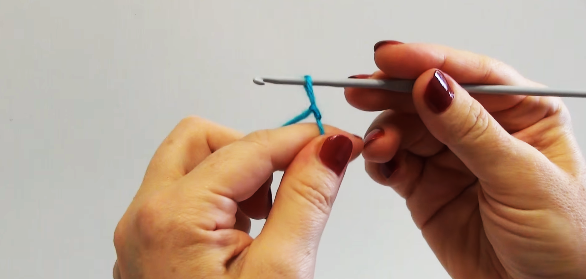 Doppelte Mütze gestrickt für Damen. Wie man Modelle mit Revers strickt, Muster, Gummiband, Diagramme, Beschreibung, Foto