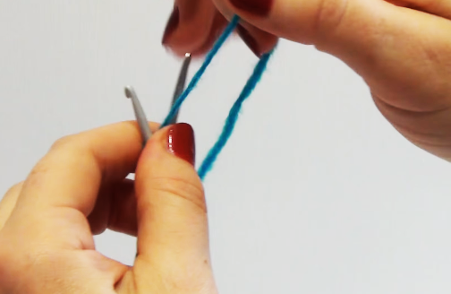 Doppelte Mütze gestrickt für Damen. Wie man Modelle mit Revers strickt, Muster, Gummiband, Diagramme, Beschreibung, Foto