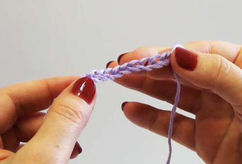 Doppelte Mütze gestrickt für Damen. Wie man Modelle mit Revers strickt, Muster, Gummiband, Diagramme, Beschreibung, Foto