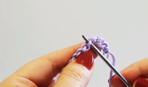 Doppelte Mütze gestrickt für Damen. Wie man Modelle mit Revers strickt, Muster, Gummiband, Diagramme, Beschreibung, Foto