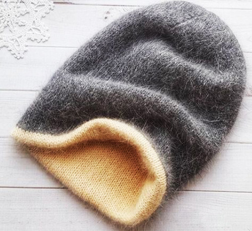Doppelte Mütze gestrickt für Damen. Wie man Modelle mit Revers strickt, Muster, Gummiband, Diagramme, Beschreibung, Foto