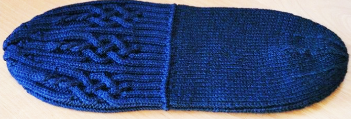 Doppelte Mütze gestrickt für Damen. Wie man Modelle mit Revers strickt, Muster, Gummiband, Diagramme, Beschreibung, Foto