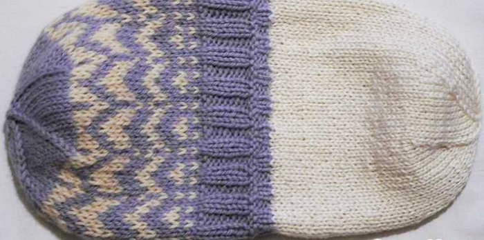 Doppelte Mütze gestrickt für Damen. Wie man Modelle mit Revers strickt, Muster, Gummiband, Diagramme, Beschreibung, Foto