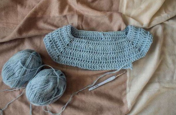 Raglan-Häkelarbeit von oben. Modelle mit Mustern für Frauen, Kinder: schöne Jacke, durchbrochen, Tunika