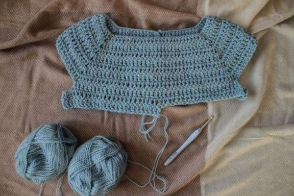 Raglan-Häkelarbeit von oben. Modelle mit Mustern für Frauen, Kinder: schöne Jacke, durchbrochen, Tunika