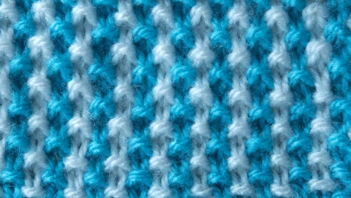 Schnittmuster für eine Mütze aus dickem Garn. Strickmuster und Beschreibungen