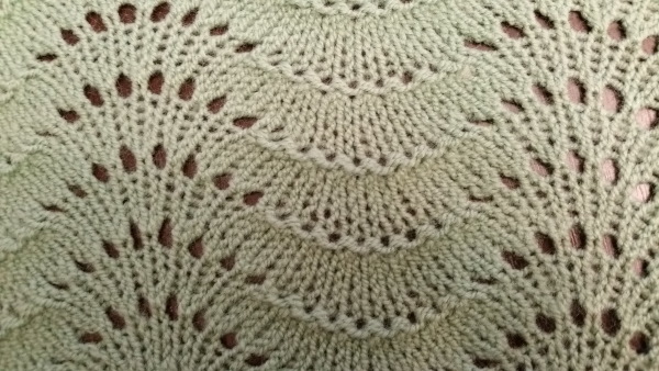 Schnittmuster für eine Mütze aus dickem Garn. Strickmuster und Beschreibungen