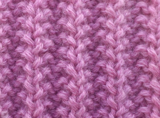Schnittmuster für eine Mütze aus dickem Garn. Strickmuster und Beschreibungen