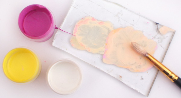 Wie man Lederfarbe aus Farben, Plastilin, Bleistiften, Gouache und Wasserfarben herstellt