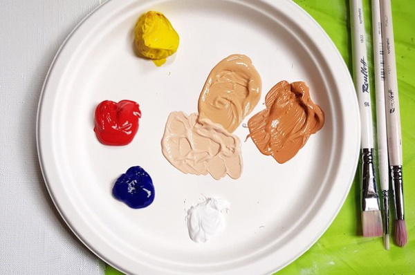 Wie man Lederfarbe aus Farben, Plastilin, Bleistiften, Gouache und Wasserfarben herstellt