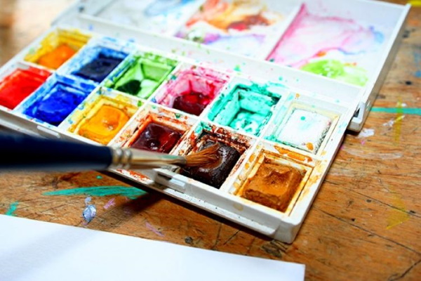 Wie man Lederfarbe aus Farben, Plastilin, Bleistiften, Gouache und Wasserfarben herstellt