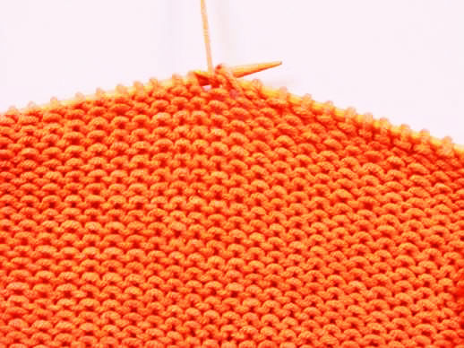 Strickmuster mit rechten und linken Maschen. Schnittmuster mit Beschreibungen für Decke, Schal, Mütze. Foto