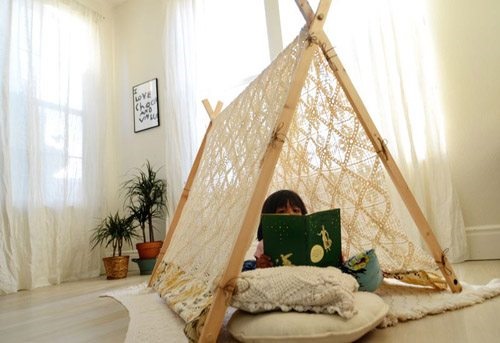 Wie man zu Hause ein Zelt aus Decken, Kissen und Stühlen baut
