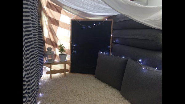 Wie man zu Hause ein Zelt aus Decken, Kissen und Stühlen baut