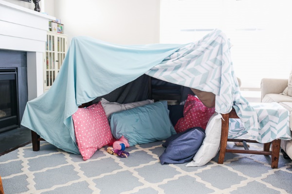 Come costruire una tenda in casa con coperte, cuscini, sedie
