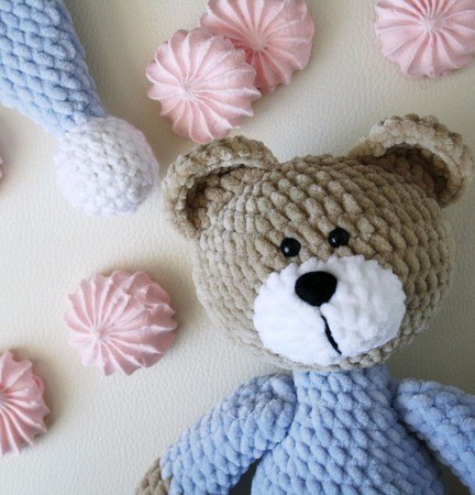 Teddybär aus Plüschgarn, gehäkeltes Amigurumi. Schema und Beschreibung