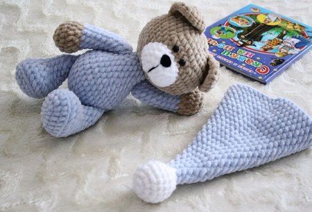 Teddybär aus Plüschgarn, gehäkeltes Amigurumi. Schema und Beschreibung
