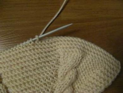 Gestrickte Kapuzenmütze. Muster und Beschreibung mit Ohren, Muster, elastischer Kante