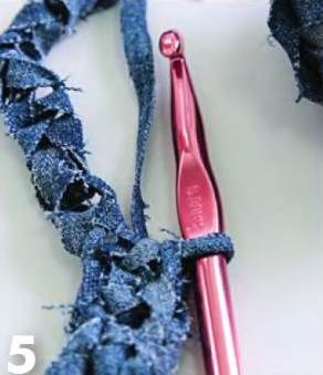 Stricken von Teppichen (Teppichen) mit einer Häkelnadel aus Lumpen, alten Sachen