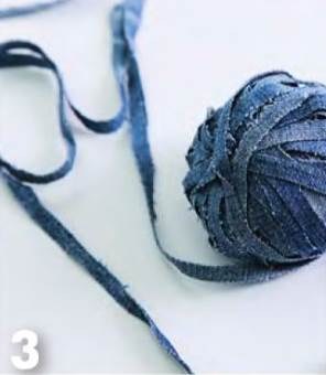 Stricken von Teppichen (Teppichen) mit einer Häkelnadel aus Lumpen, alten Sachen