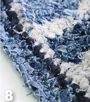 Stricken von Teppichen (Teppichen) mit einer Häkelnadel aus Lumpen, alten Sachen