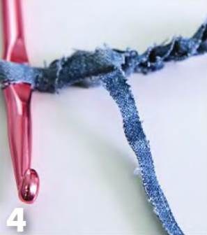 Stricken von Teppichen (Teppichen) mit einer Häkelnadel aus Lumpen, alten Sachen