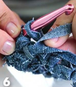 Stricken von Teppichen (Teppichen) mit einer Häkelnadel aus Lumpen, alten Sachen