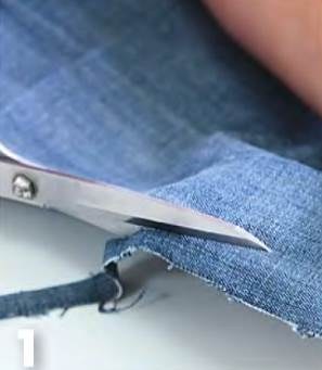 Stricken von Teppichen (Teppichen) mit einer Häkelnadel aus Lumpen, alten Sachen