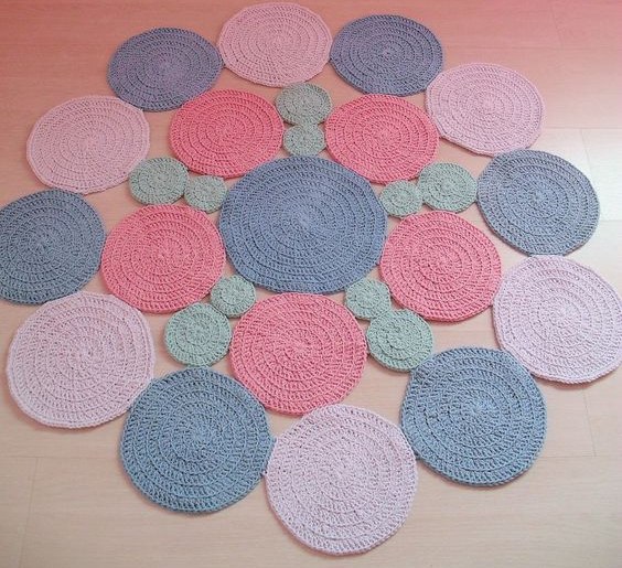 Stricken von Teppichen (Teppichen) mit einer Häkelnadel aus Lumpen, alten Sachen