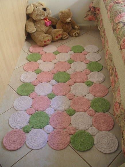 Stricken von Teppichen (Teppichen) mit einer Häkelnadel aus Lumpen, alten Sachen