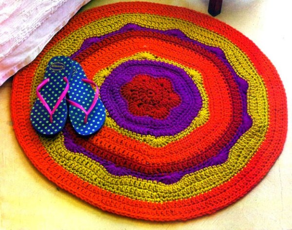 Stricken von Teppichen (Teppichen) mit einer Häkelnadel aus Lumpen, alten Sachen