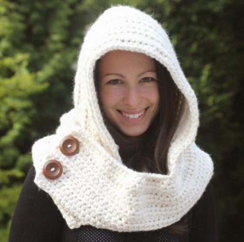 Gehäkelte Schal-Kapuze. Strickmuster und Beschreibungen, Fotos