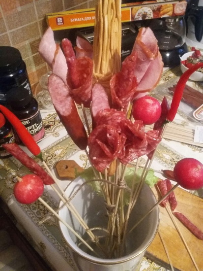 Wurststrauß zum Selbermachen für eine Frau. Foto