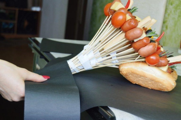 Wurststrauß zum Selbermachen für eine Frau. Foto